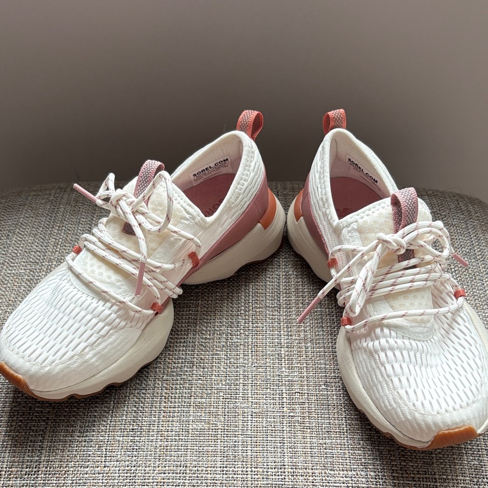 NWOT New Sorel Kinetic Sneakers Off White/Cream Pink Tan Beige 5